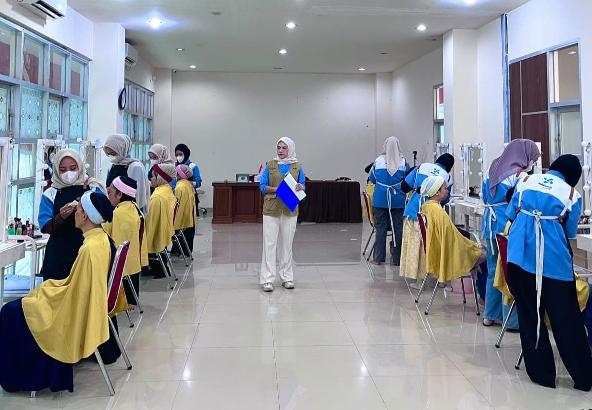 Ika Dianprimawaty Ado Hadir sebagai Asesor, 15 Peserta BPVP Kendari Buktikan Kompetensi Merias Wajah